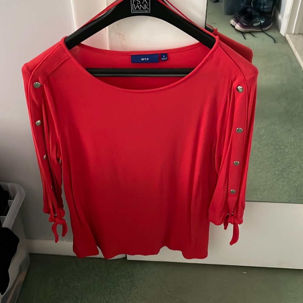 APT 9 beautiful top with silver snaps